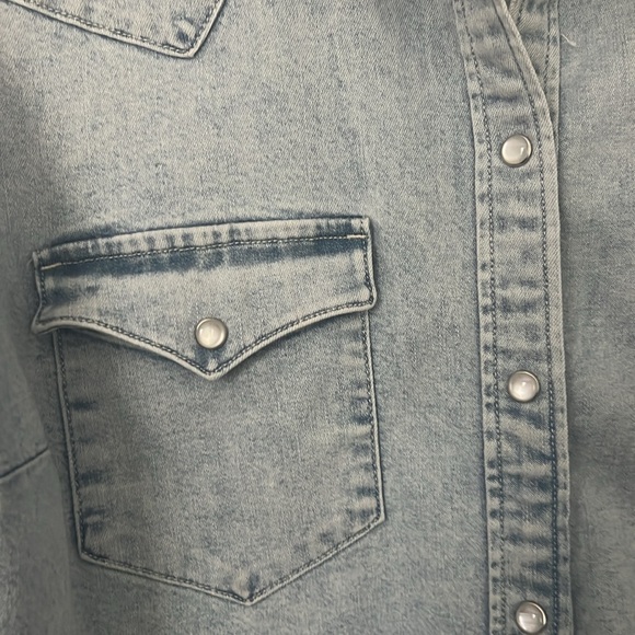 Levi’s Denim Shirt. Heavier weight fabric Light/Faded Blue - Picture 8 of 10